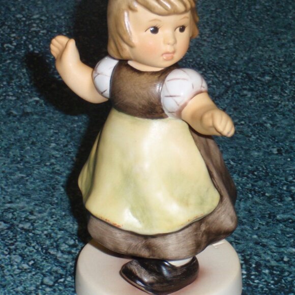 MINT CONDITION "Spring Waltz" Goebel Hummel Collectible Figurine 912/B - GIFT! - Picture 8 of 9